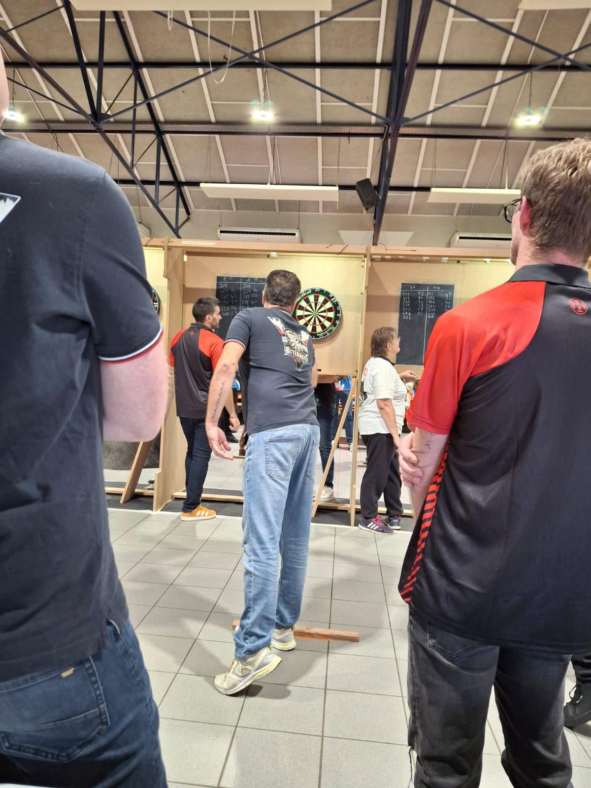 Joueurs du Darts Club Biterrois pendant une rencontre